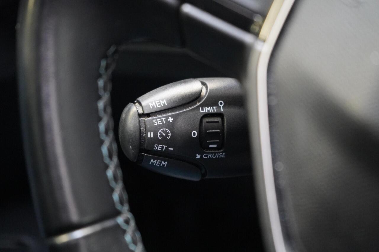 Peugeot 3008 1.2 PureTech Crossway | Panoramadak | Trekhaak | Navigatie | Camera | All-seasonbanden