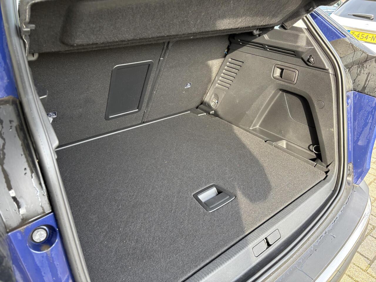 Peugeot 3008 1.2T Automaat Active | Achteruitrijcamera | Navi | Stoelverwarming | Trekhaak | Dealeronderhouden | Weinig kilometers | Digitale cockpit | Zeer nette staat!