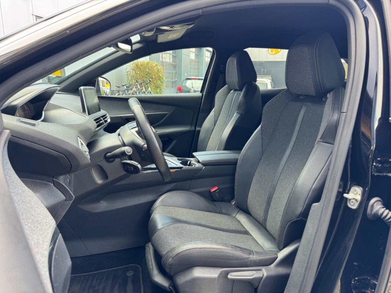 Peugeot 3008 1.2 GT Line - Navi - camera - all season banden - stoelverwarming