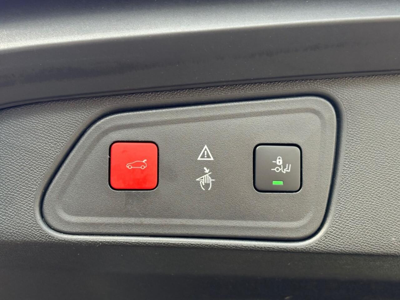 Peugeot 3008 1.2 PURETECH ALLURE AUT. 130PK LED NAVI CARPLAY AIRCO