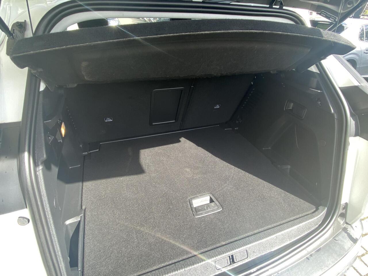 Peugeot 3008 1.2T Automaat Blue Lease Executive | Adaptieve Cruise Control | Achteruitrijcamera | Navigatie | Apple Carplay | Climate Control | PDC voor & achter