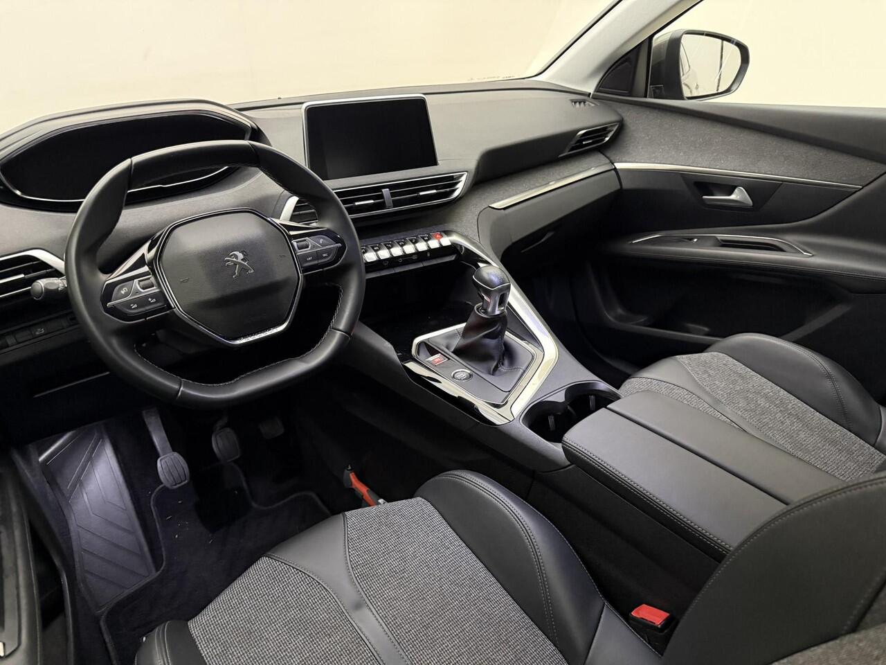 Peugeot 3008 1.2 PureTech Blue Lease Premium 130pk | Navigatie | Climate Control | Cruise Control | Camera | 19" Lichtmetalen Velgen | Keyless Entry en Start | Parkeersensoren