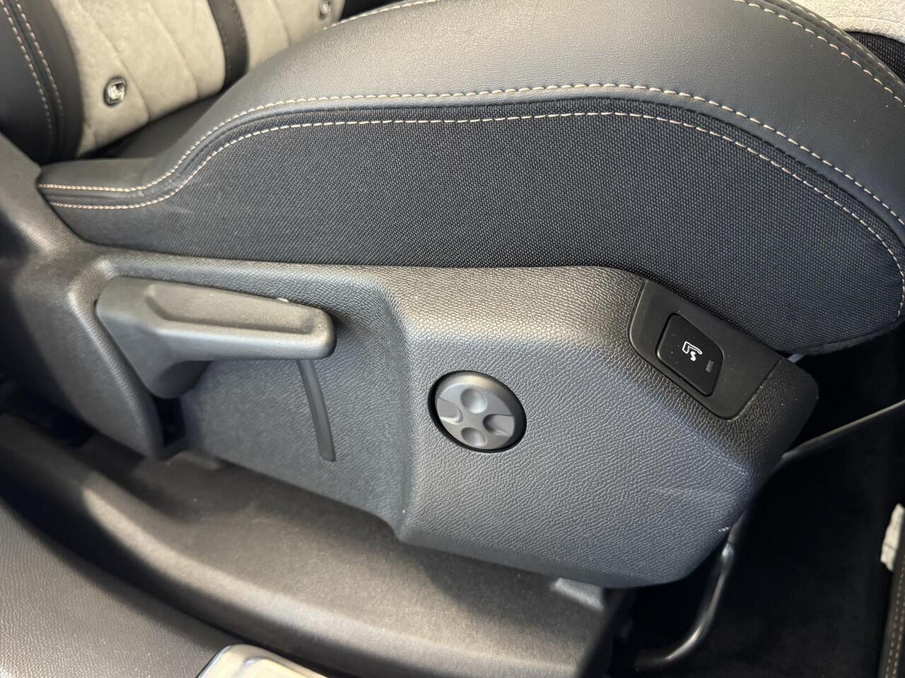 Peugeot 3008 1.6 HYbrid4 300 GT | Cruise | Automaat | Pano | Carplay | Stoel verwarming | Afneembare Trekhaak | ( Vestiging - Nieuwegein )