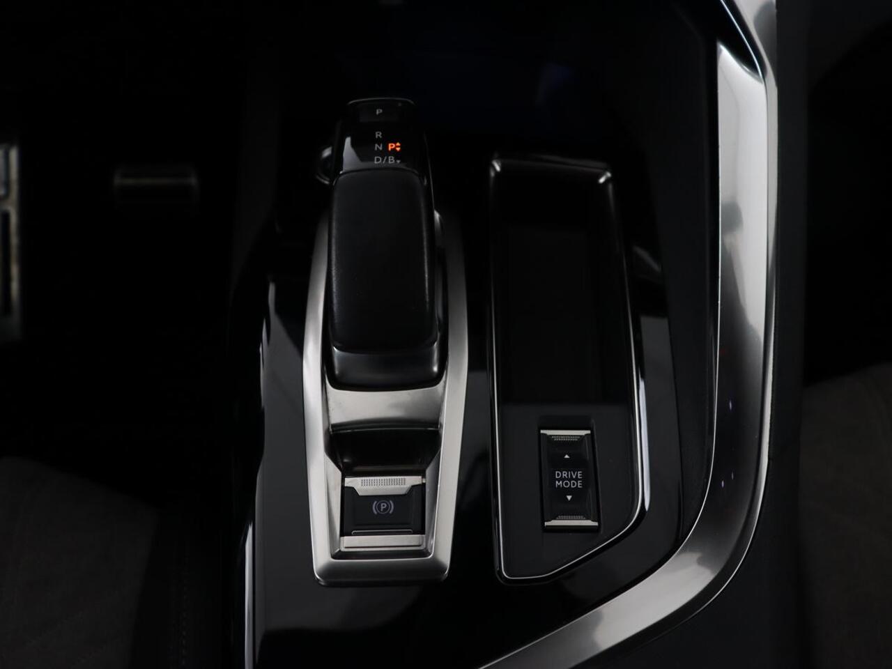 Peugeot 3008 1.6 HYbrid 225 GT Line | Panoramadak | Leder/Alcantara | Stoelverwarming | Camera | Carplay | Adaptive cruise | Navigatie | Keyless | Full LED | 19'' | Sfeerverlichting | PHEV | Plug In