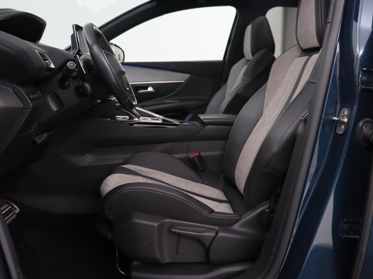 Peugeot 3008 1.6 HYbrid 225 GT Line | Panoramadak | Leder/Alcantara | Stoelverwarming | Camera | Carplay | Adaptive cruise | Navigatie | Keyless | Full LED | 19'' | Sfeerverlichting | PHEV | Plug In