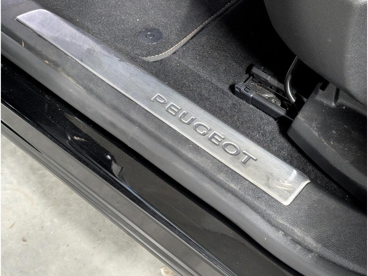 Peugeot 3008 GT 1.2 Turbo EAT8 | SCHUIF/KANTELDAK | TREKHAAK | ALCANTARA | ADAPTIVE CRUISE | STOELVERW. | ALL-SEASON BANDEN | NAVI | CAMERA