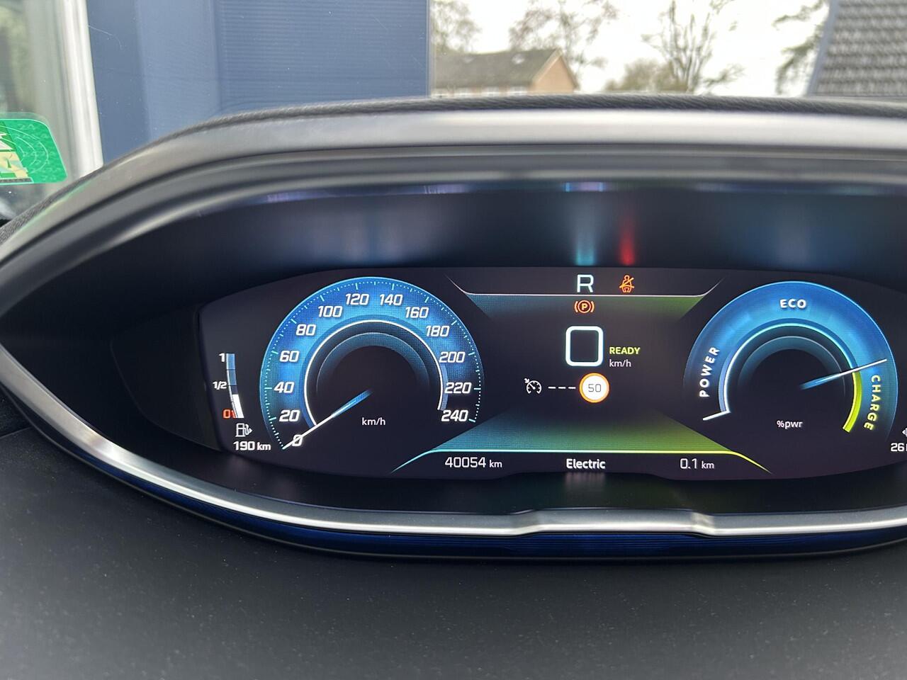 Peugeot 3008 1.6 HYbrid 225 PK Road Trip | Trekhaak 1250KG | Navigatie | Stoelverwarming | Plug-In Hybride tot 55 KM Elektrisch Rijden | Dodehoek detectie | Cruise Control | Parkeercamera | Keyless Entry | LED Verlichting | Parkeersensoren V+A | Hoge Zitpositie |