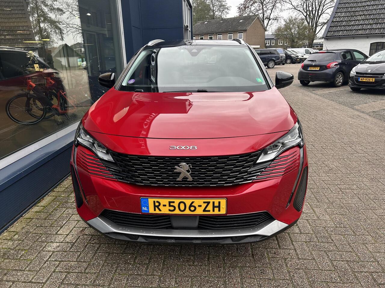 Peugeot 3008 1.6 HYbrid 225 PK Road Trip | Trekhaak 1250KG | Navigatie | Stoelverwarming | Plug-In Hybride tot 55 KM Elektrisch Rijden | Dodehoek detectie | Cruise Control | Parkeercamera | Keyless Entry | LED Verlichting | Parkeersensoren V+A | Hoge Zitpositie |