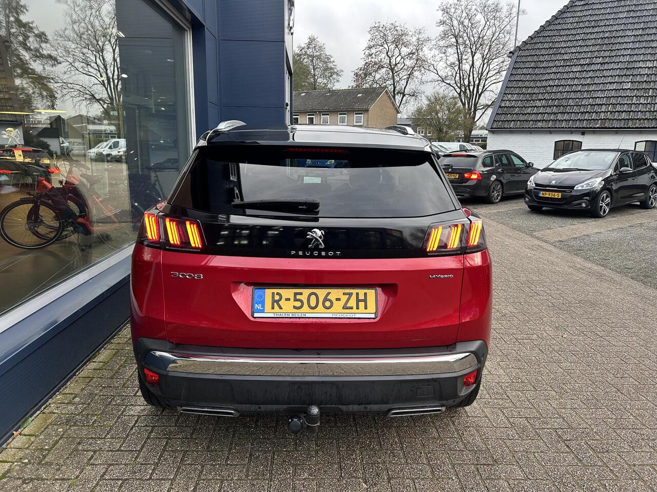 Peugeot 3008 1.6 HYbrid 225 PK Road Trip | Trekhaak 1250KG | Navigatie | Stoelverwarming | Plug-In Hybride tot 55 KM Elektrisch Rijden | Dodehoek detectie | Cruise Control | Parkeercamera | Keyless Entry | LED Verlichting | Parkeersensoren V+A | Hoge Zitpositie |