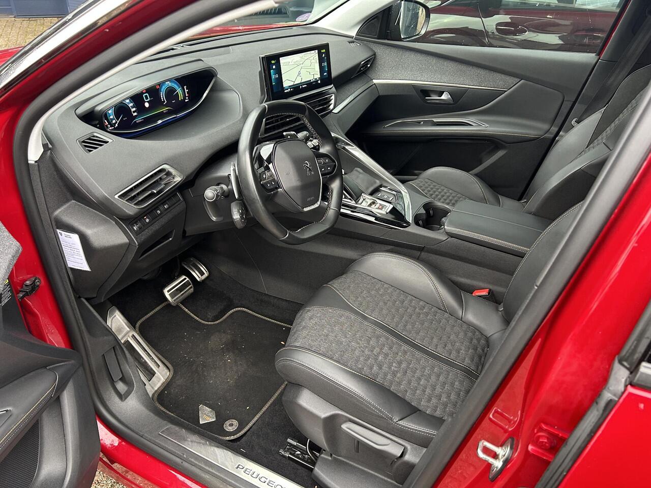 Peugeot 3008 1.6 HYbrid 225 PK Road Trip | Trekhaak 1250KG | Navigatie | Stoelverwarming | Plug-In Hybride tot 55 KM Elektrisch Rijden | Dodehoek detectie | Cruise Control | Parkeercamera | Keyless Entry | LED Verlichting | Parkeersensoren V+A | Hoge Zitpositie |