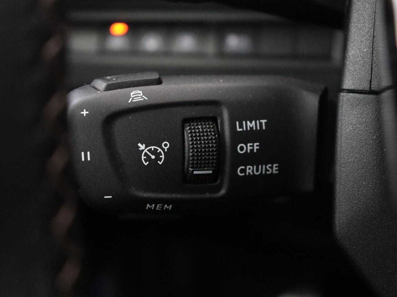 Peugeot 3008 1.6 HYbrid 225 GT | Panoramadak | Trekhaak | Adaptive cruise | 360 Camera | Stoelverwarming | Carplay | Focal HiFi | Navigatie | 19'' | PHEV | Plug In