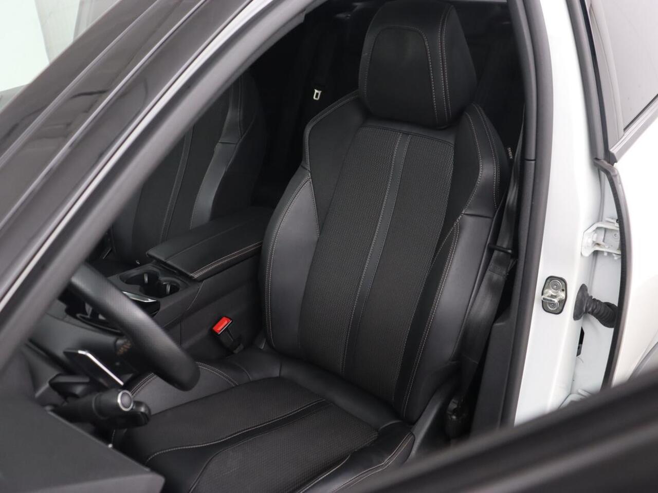 Peugeot 3008 1.6 HYbrid 225 GT | Panoramadak | Trekhaak | Adaptive cruise | 360 Camera | Stoelverwarming | Carplay | Focal HiFi | Navigatie | 19'' | PHEV | Plug In