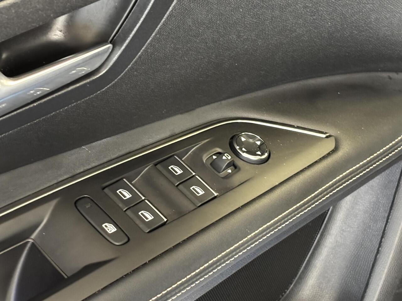 Peugeot 3008 1.2 PureTech GT Alcantara | Stoelverwarming | Navigatie | Elektrische achterklep | Dodehoekdetectie | Achteruitrijcamera