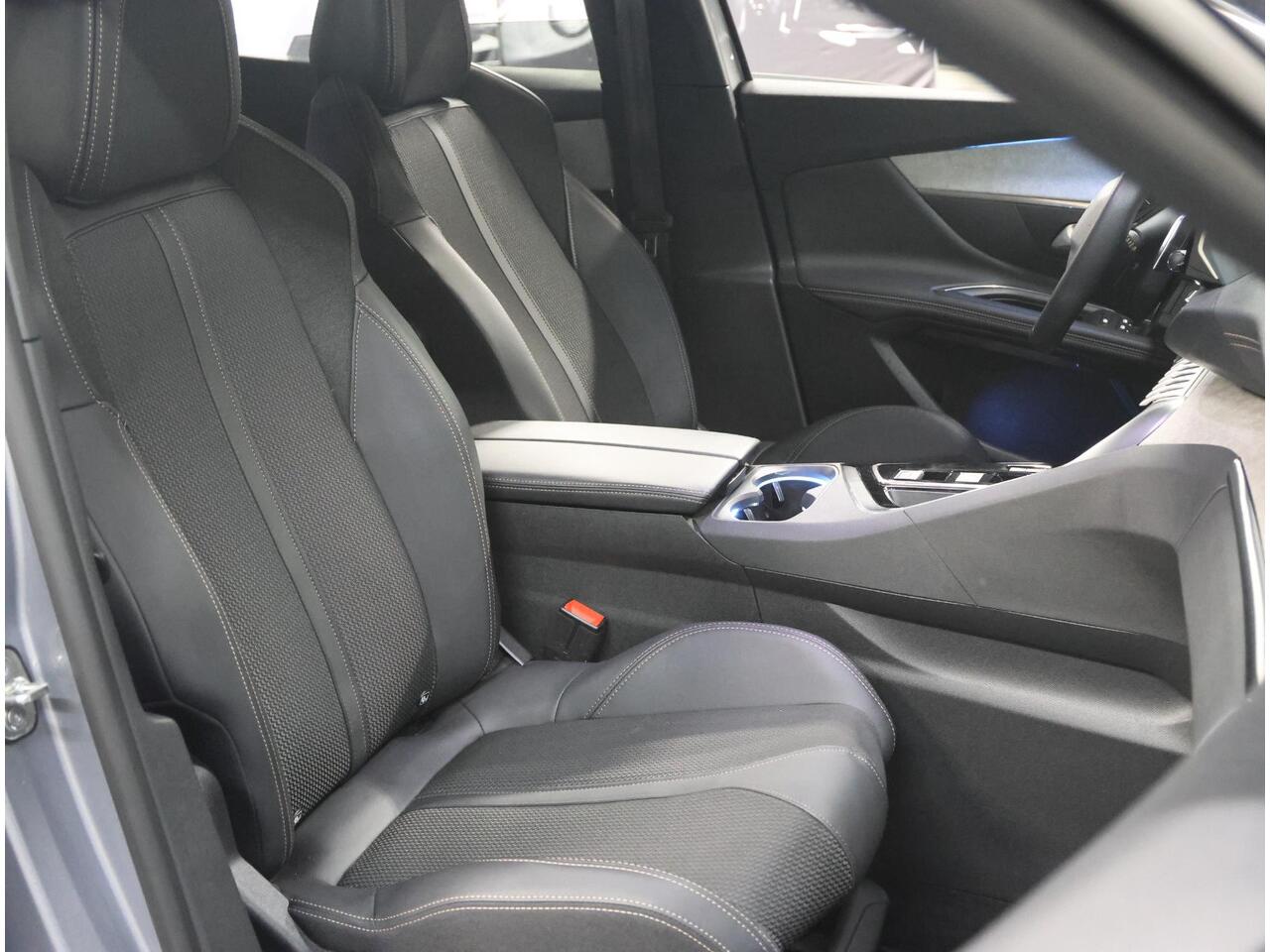 Peugeot 3008 300pk HYbrid4 GT | AppleCarPlay/AndroidAuto | 4x4! | Navigatie | Stoelverwarming | Schuifkanteldak | Adaptive Cruise Control | Keyless | FULL LED | 360'Camera | Isofix | Privacy Glass | Elektrische Klep |