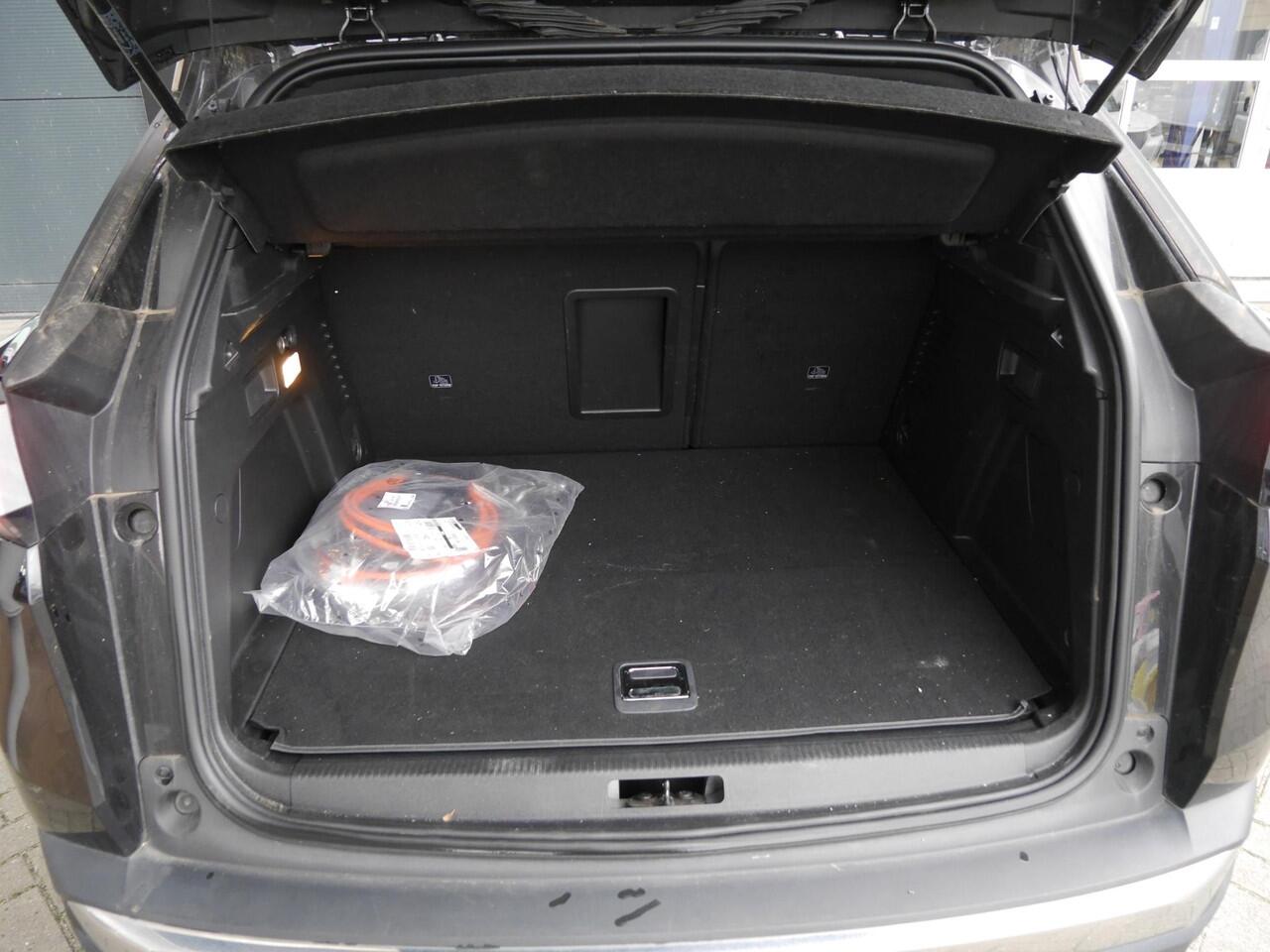 Peugeot 3008 1.6 HYbrid4 300 GT | 300PK | 4 wielaandrijving | Panoramadak | Achteruitrijcamera | Led verlichting | 18 inch lichtmetalen velgen | Keyless entry en start