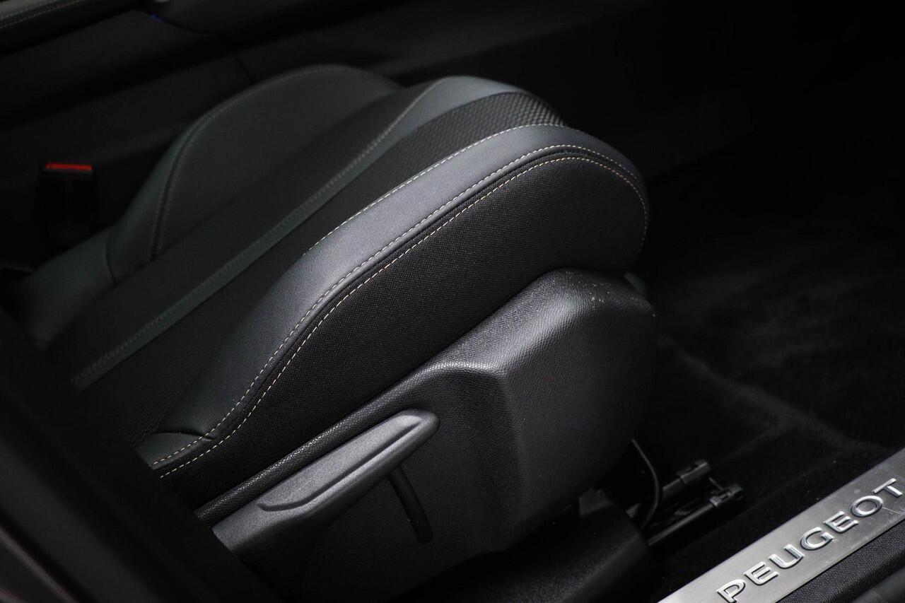 Peugeot 3008 1.6 HYbrid 225 GT | PANORAMADAK | SFEERVERLICHTING | DAB | APPLE | CAMERA