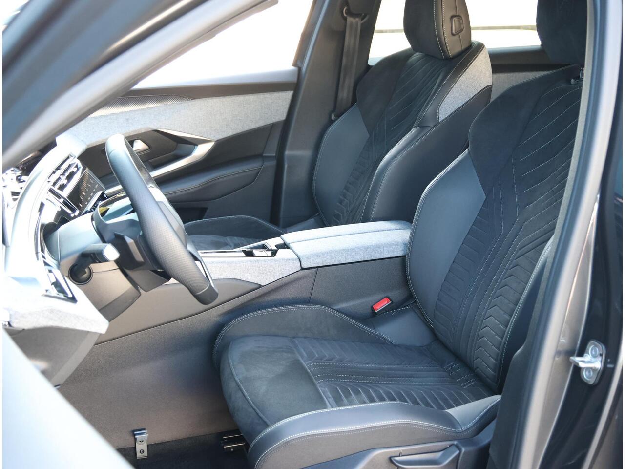 Peugeot 3008 1.2 Hybrid 136PK GT | AUTOMAAT | AppleCarPlay/AndroidAuto | Adaptive Cruise Control | Verwarmbare Voorstoelen | 360'Camera | Alcantara/Leer | Sfeerverlichting | Virt.Cockpit | Keyless | Two-tone | Elektrische Klep |