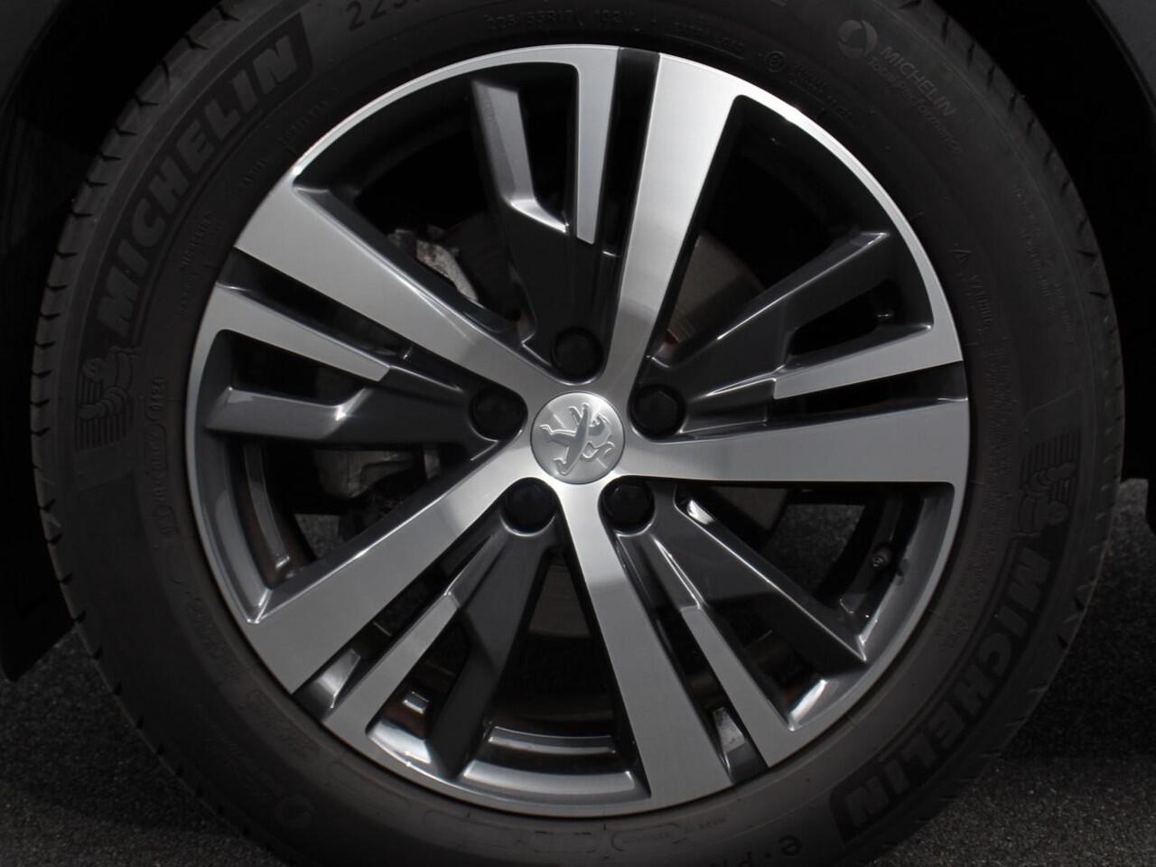 Peugeot 3008 1.2 PureTech Allure Climate control Adaptive cruise control Achteruitrijd camera Parkeersensoren Verwarmde voorstoelen LED Navigatie Apple Carplay/ Android Auto