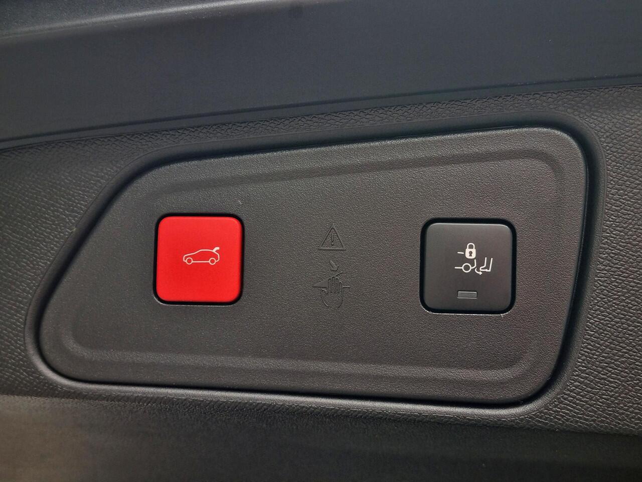 Peugeot 3008 1.2 Allure Pack Business Automaat / Elektrische Achterklep / Stoelverwarming / 360 Graden Camera / Navigatie / Adaptieve Cruise Control / Stoelverwarming / DAB / Parkeersensoren / Apple CarPlay/Android Auto / Lichtmetalen Velgen /