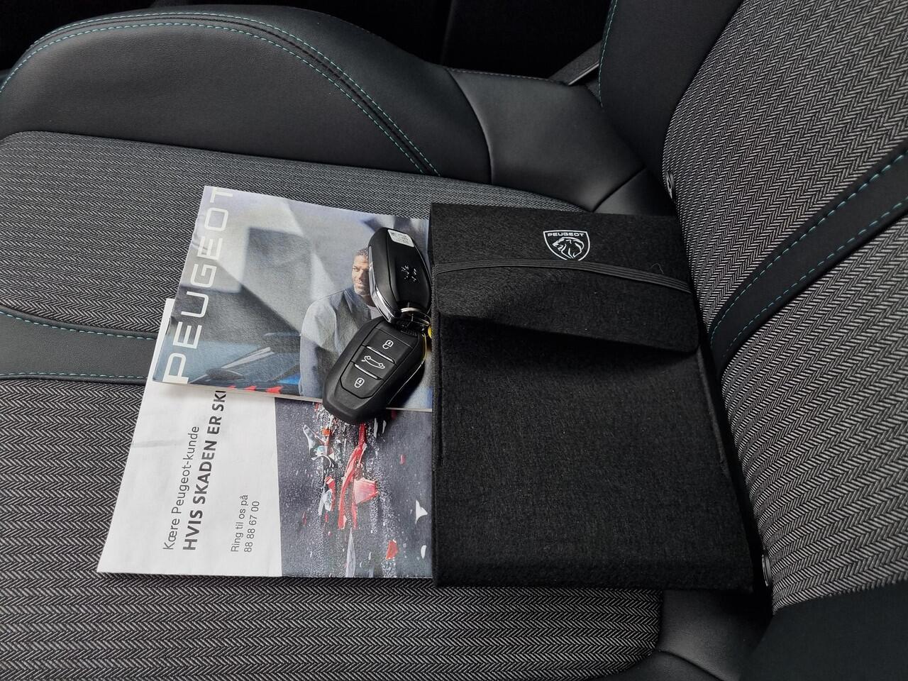 Peugeot 3008 1.2 Allure Pack Business Automaat / Elektrische Achterklep / Stoelverwarming / 360 Graden Camera / Navigatie / Adaptieve Cruise Control / Stoelverwarming / DAB / Parkeersensoren / Apple CarPlay/Android Auto / Lichtmetalen Velgen /