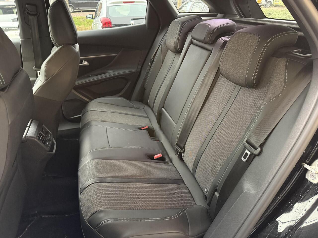 Peugeot 3008 1.6 HYbrid 180 Allure Pack Business | 19 inch | Automaat | Achteruitrij camera | Parkeersensoren | Navigatie