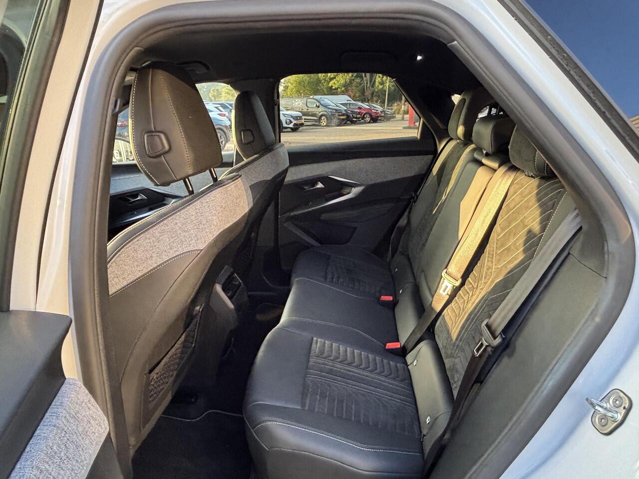 Peugeot 3008 1.2 Hybrid 136 GT | Apple carplay/Android auto | 360 Vision & Drive Assist | Electronic climate controle | Nvigatie | Parkeerhulp V+A | Voorstoelen verwarmd | Lichtmetalen velgen 19" |