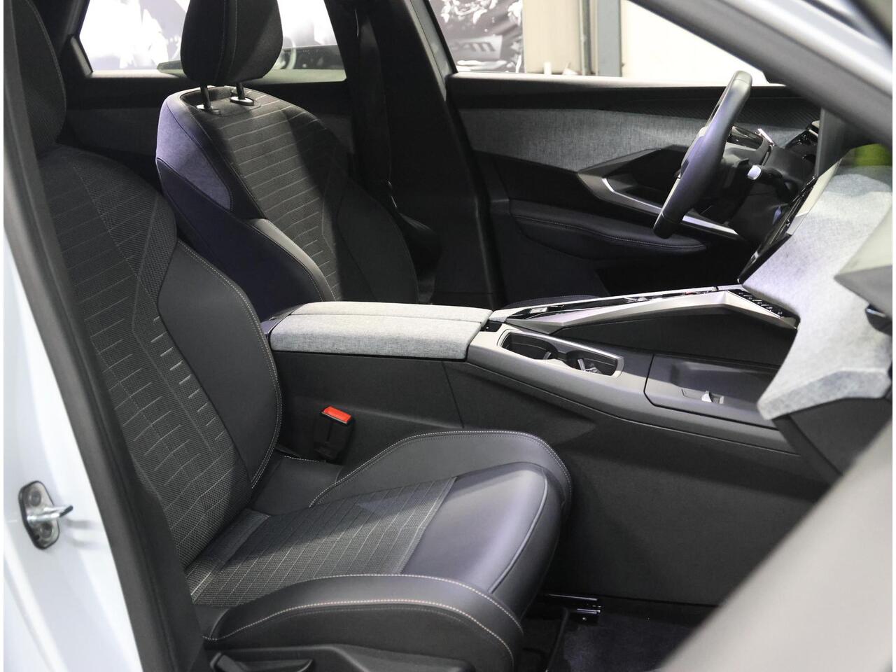 Peugeot 3008 e-3008 Allure 73 kWh 210PK | 3 Fase | Accurapport 96,5% | AppleCarPlay/AndroidAuto | Camera | 19''LMV | Navigatie | Cruise Control | Climate Control | Digitaal Dashboard | Keyless | FULL LED | Privacy Glass | Isofix |