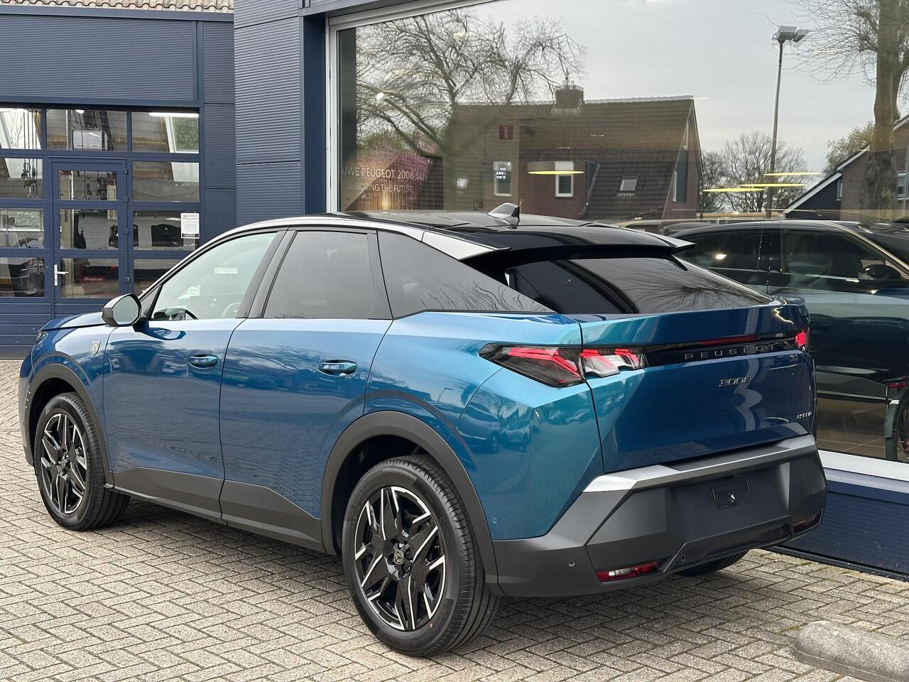 Peugeot 3008 1.2 Hybrid 145 PK GT Automaat ¤ 8000,- DEMO VOORDEEL | Alcantara Stoelen | Panorama Navigatie | 360 Vision Camera | Dode Hoek Signalering | Elektrische Kofferklep | Keyless Entry | Full LED Verlichting | Stoelverwarming | 19" Lichtmetalen Velgen |