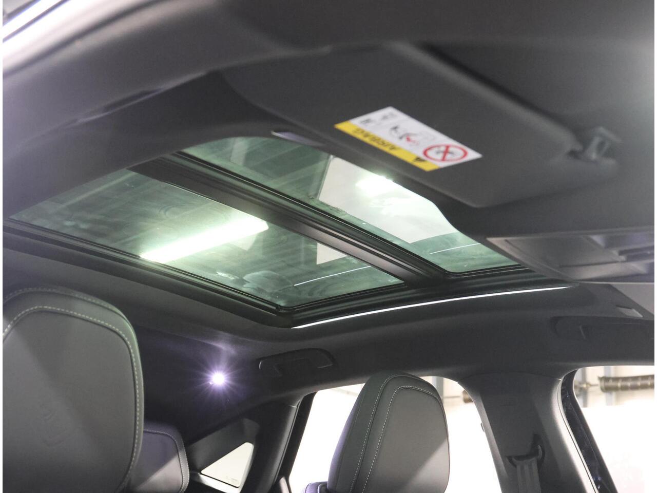 Peugeot 3008 e-3008 Launch Edition 325PK Dual Motor 73 kWh | Lederen Bekleding | Warmtepomp | Geventileerde Voorstoelen | Panoramadak | Keyless | Navigatie | ClimateControl | Dodehoekdetectie | AppleCarPlay/AndroidAuto | 360 Camera | Verwarmbare Voorstoelen | Adaptive