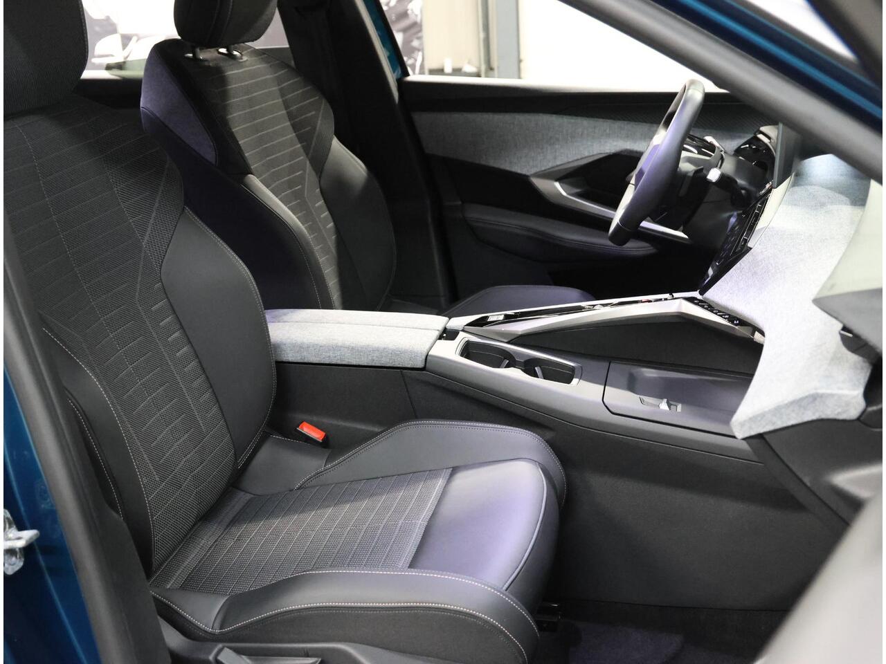 Peugeot 3008 e-3008 Allure Avantage 210PK 73 kWh | 1ste eigenaar | AUTOMAAT | AppleCarPlay/AndroidAuto | Adaptive Cruise Control | Camera | Sfeerverlichting | Virt.Cockpit | Keyless | Isofix | Privacy Glass | Parkeersensoren |