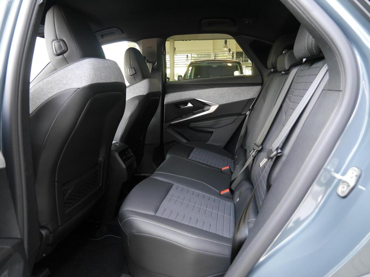 Peugeot 3008 1.2 Hybrid 136 GT | DEMO | Nieuwe auto | Rondom camera | Dodehoekdetectie | Sfeerverlichting | Keyless entry & start | 19 inch Lichtmetalen velgen | Navigatie | Parkeersensoren voor en achter