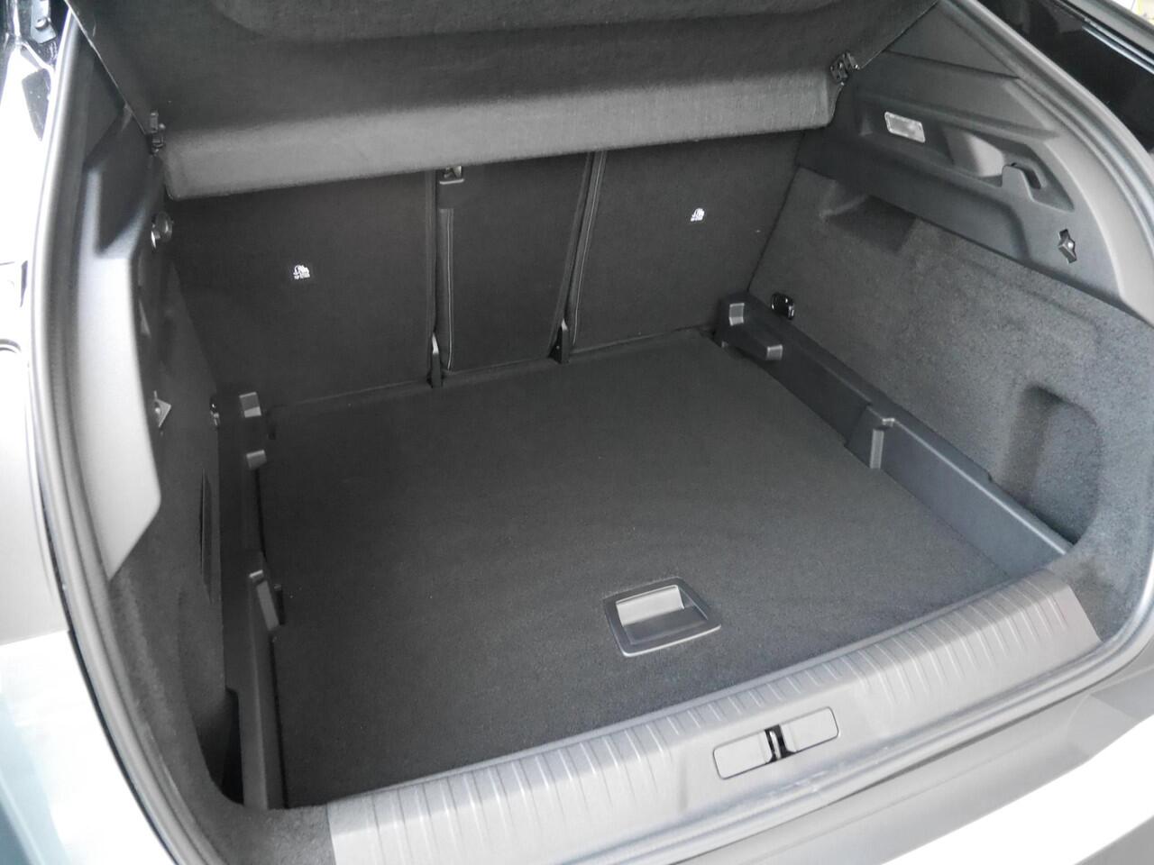 Peugeot 3008 1.2 Hybrid 136 GT | DEMO | Nieuwe auto | Rondom camera | Dodehoekdetectie | Sfeerverlichting | Keyless entry & start | 19 inch Lichtmetalen velgen | Navigatie | Parkeersensoren voor en achter