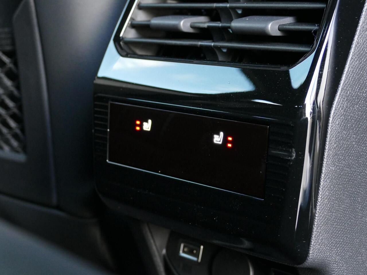 Peugeot 3008 e-3008 Launch Edition 325pk Dual Motor 73 kWh | Panorama dak | Alcantara pakket | 360 ° Camera | FOCAL Audio | Adaptive Cruise Control | Matrix LED | Stoelverwarming | Memory