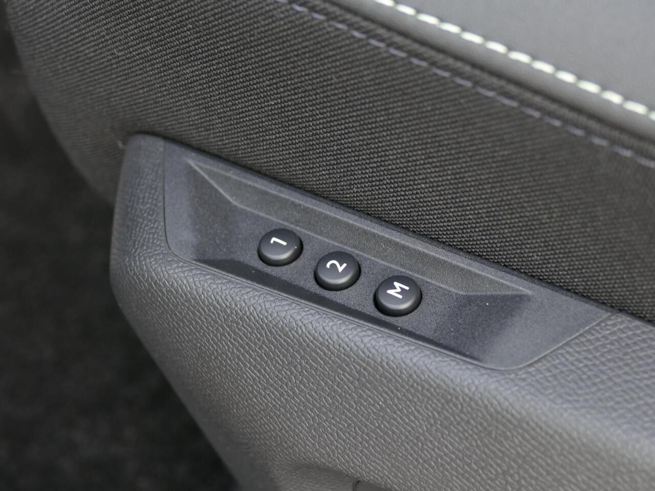 Peugeot 3008 1.2 Hybrid 145 GT | 360° Camera | Panorama dak | Alcantara pakket | Massage | Matrix LED | Afneembare trekhaak | FOCAL Hi-Fi | Stoelverwarming voor + achter | Adaptive Cruise Control | VOL opties!