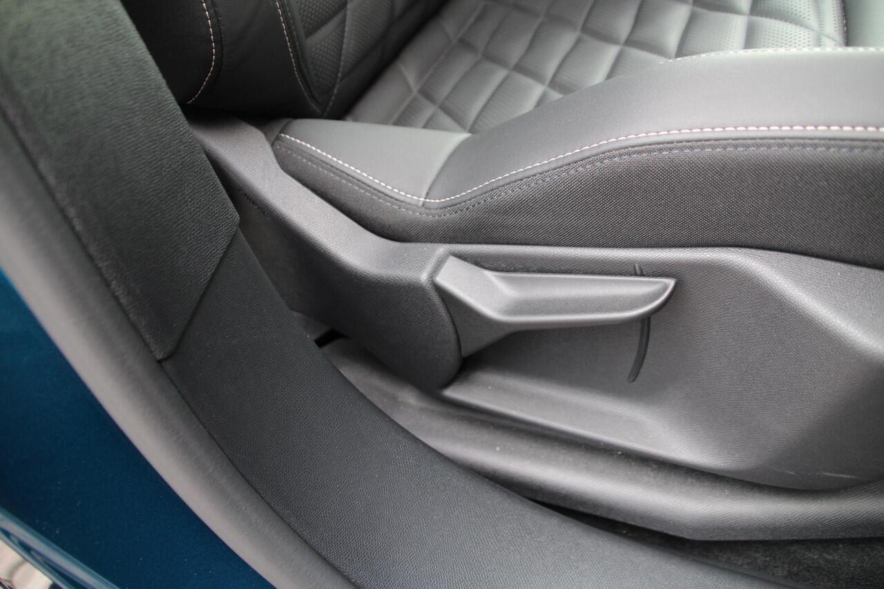 Peugeot 3008 1.2 Hybrid 145 Allure Automaat Airco Navi 360 Camera Carplay Leer Fabrieksgarantie