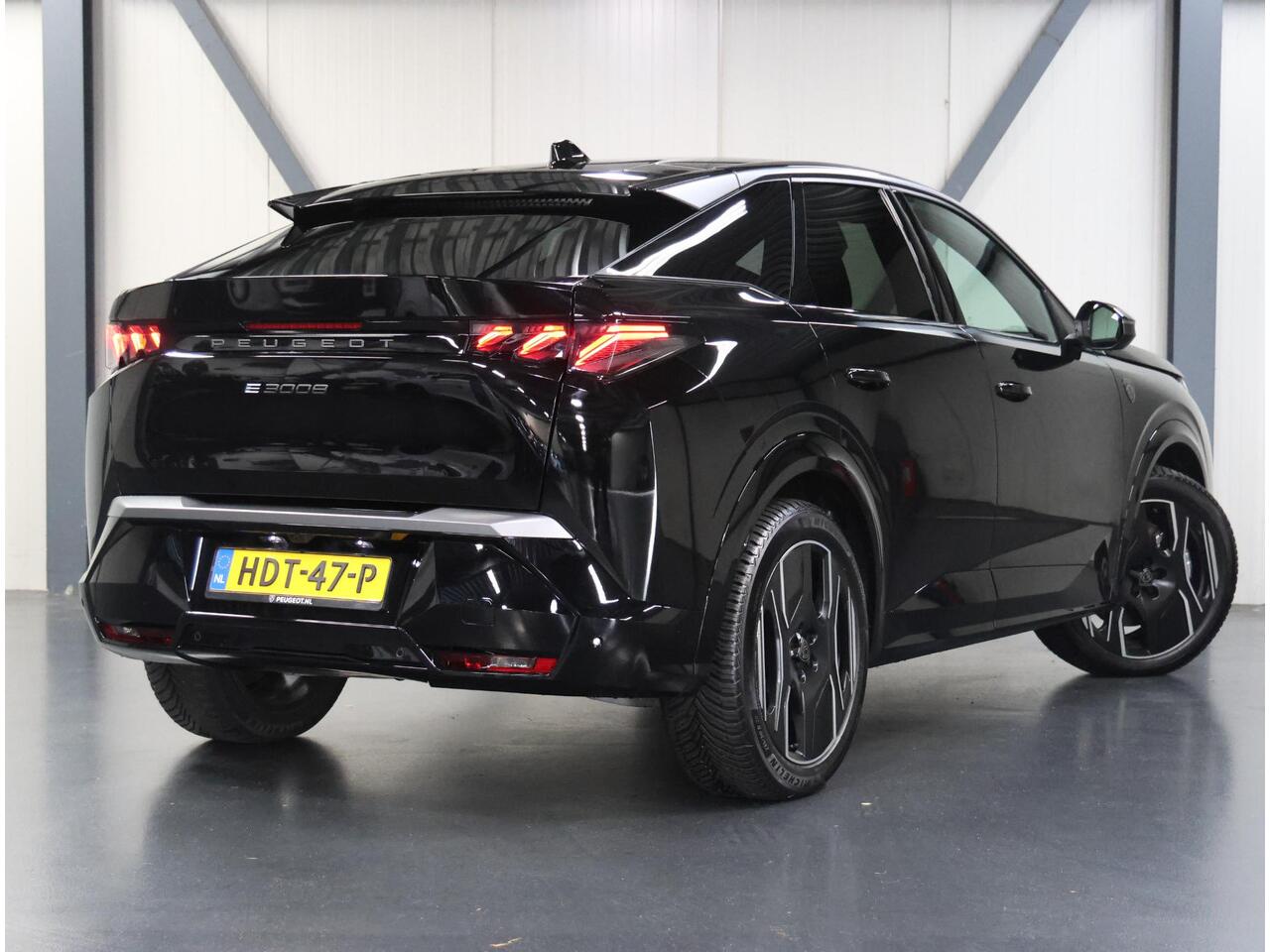 Peugeot 3008 e-3008 GT Avantage 210PK 73 kWh | 1ste eigenaar | AUTOMAAT | AppleCarPlay/AndroidAuto | Adaptive Cruise Control | Stoel/Stuurverwarming | Trekhaak | Camera | Alcantara/Leer | Sfeerverlichting | Virt.Cockpit | Keyless | Isofix | Privacy Glass | Parkeersens