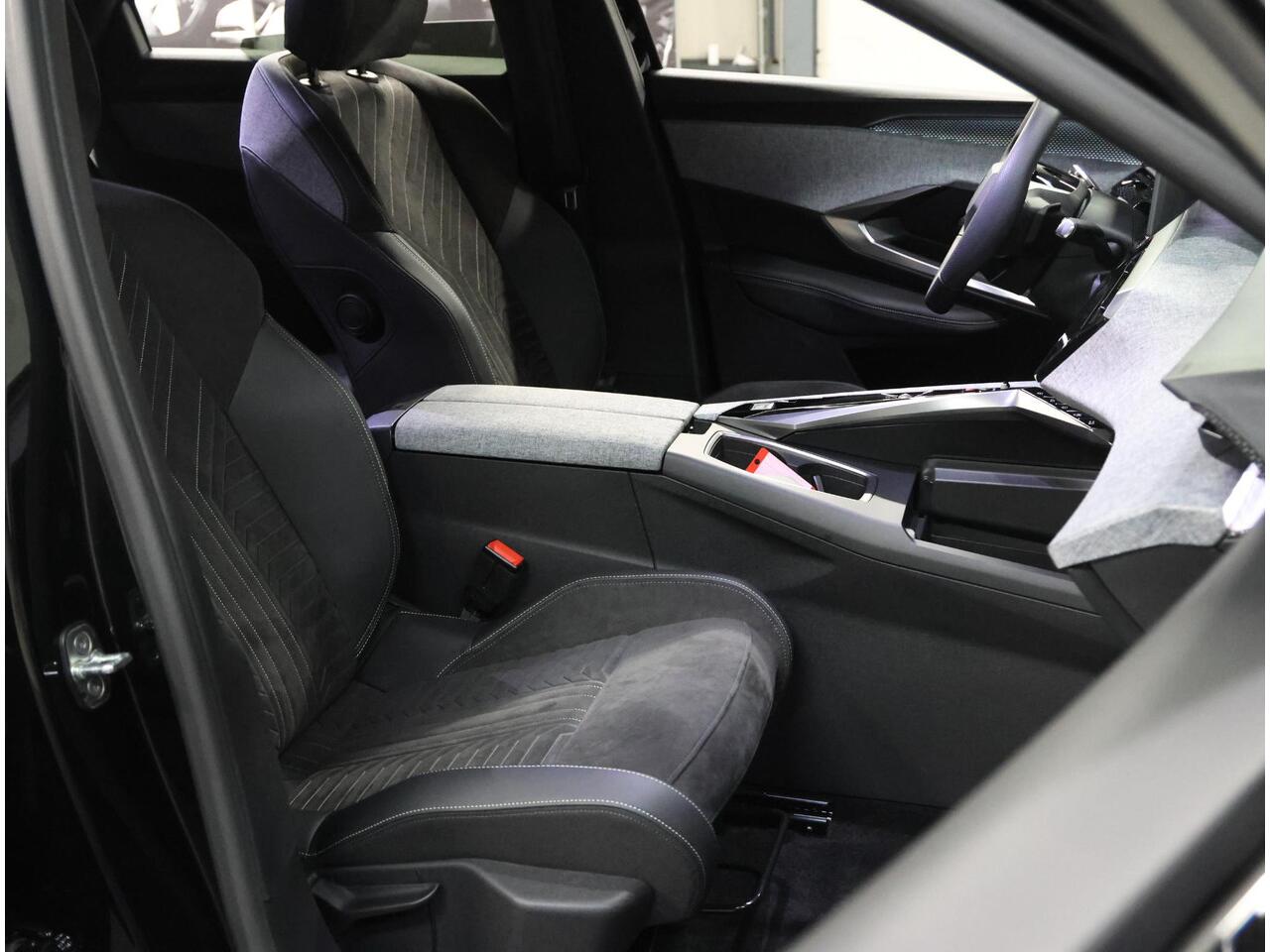 Peugeot 3008 e-3008 GT Avantage 210PK 73 kWh | 1ste eigenaar | AUTOMAAT | AppleCarPlay/AndroidAuto | Adaptive Cruise Control | Stoel/Stuurverwarming | Trekhaak | Camera | Alcantara/Leer | Sfeerverlichting | Virt.Cockpit | Keyless | Isofix | Privacy Glass | Parkeersens