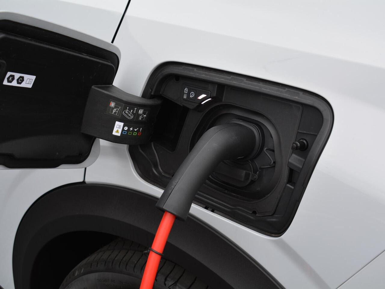 Peugeot 3008 e-3008 Allure 73 kWh Avantage | Navigatie | Carplay | Camera