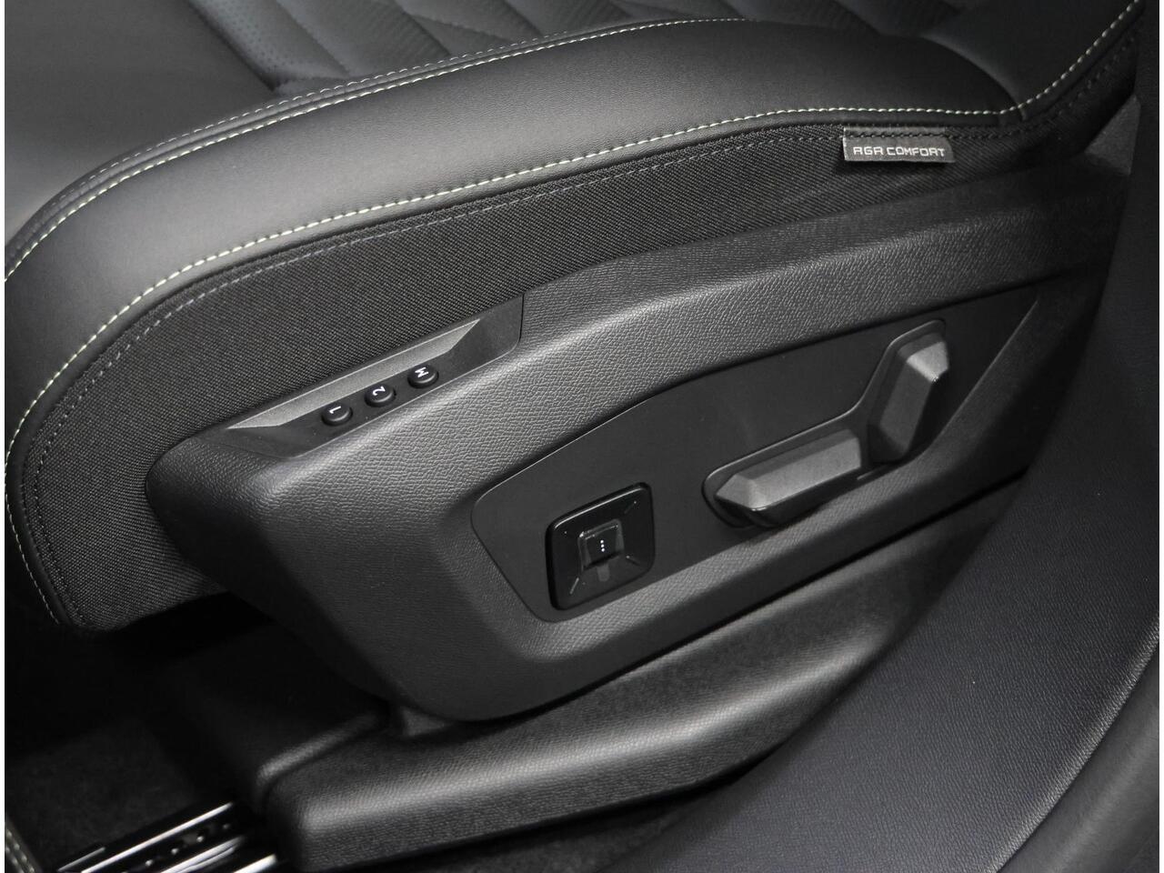 Peugeot 3008 e-3008 GT Exclusive 210PK 73 kWh | Panoramadak | FOCAL Audio | Stoelverwarming Voor/Achter | Adaptive CruiseControl met Stop&Go | Elektrische Klep | Lederen Bekleding | 360 Camera | Dodehoekdetecie | ClimateControl | Warmtepomp | Keyless Entry/Start |