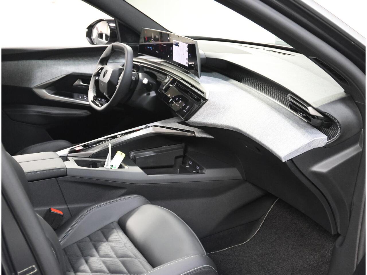 Peugeot 3008 e-3008 GT Exclusive 210PK 73 kWh | Panoramadak | FOCAL Audio | Stoelverwarming Voor/Achter | Adaptive CruiseControl met Stop&Go | Elektrische Klep | Lederen Bekleding | 360 Camera | Dodehoekdetecie | ClimateControl | Warmtepomp | Keyless Entry/Start |