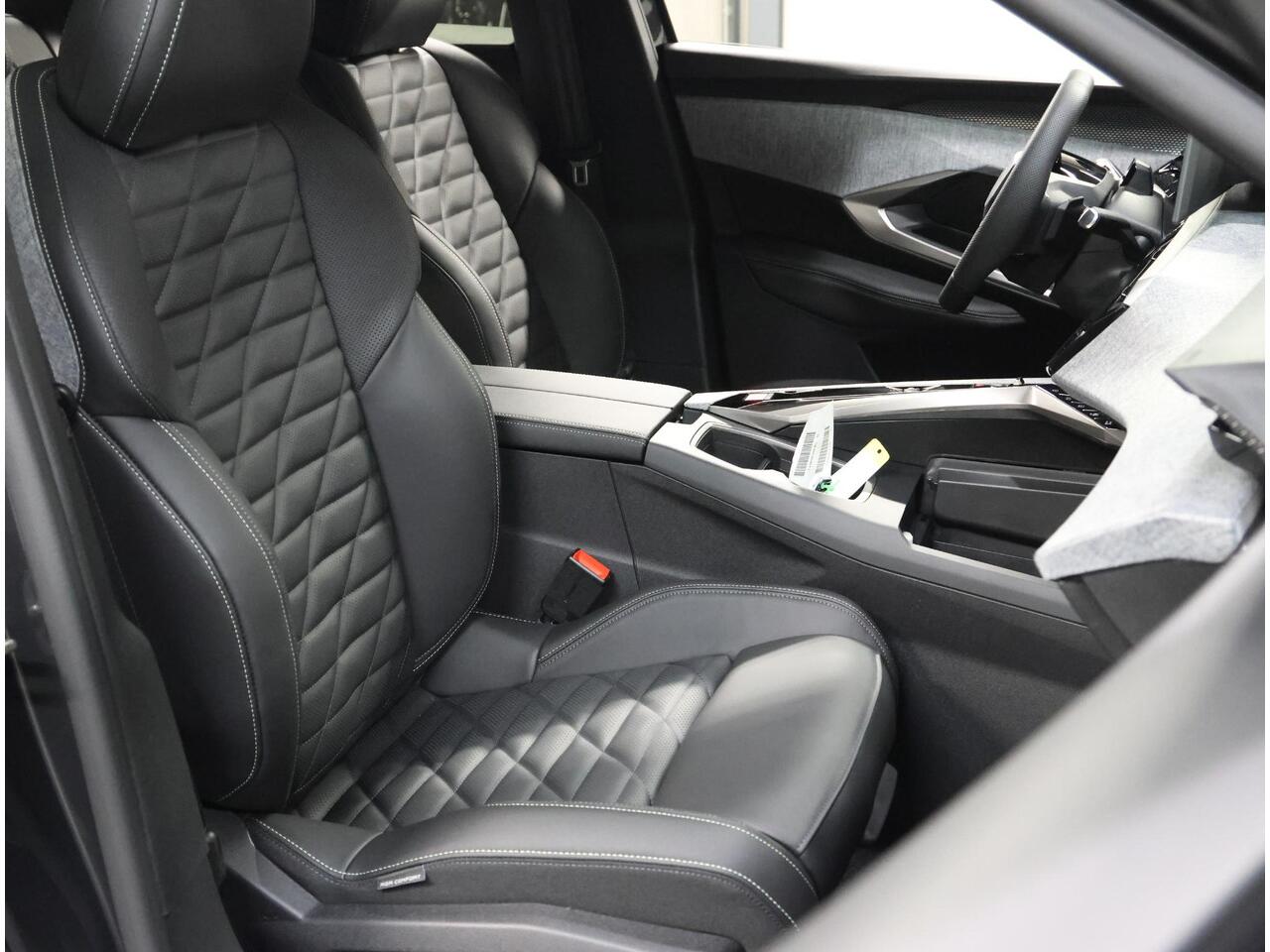 Peugeot 3008 e-3008 GT Exclusive 210PK 73 kWh | Panoramadak | FOCAL Audio | Stoelverwarming Voor/Achter | Adaptive CruiseControl met Stop&Go | Elektrische Klep | Lederen Bekleding | 360 Camera | Dodehoekdetecie | ClimateControl | Warmtepomp | Keyless Entry/Start |