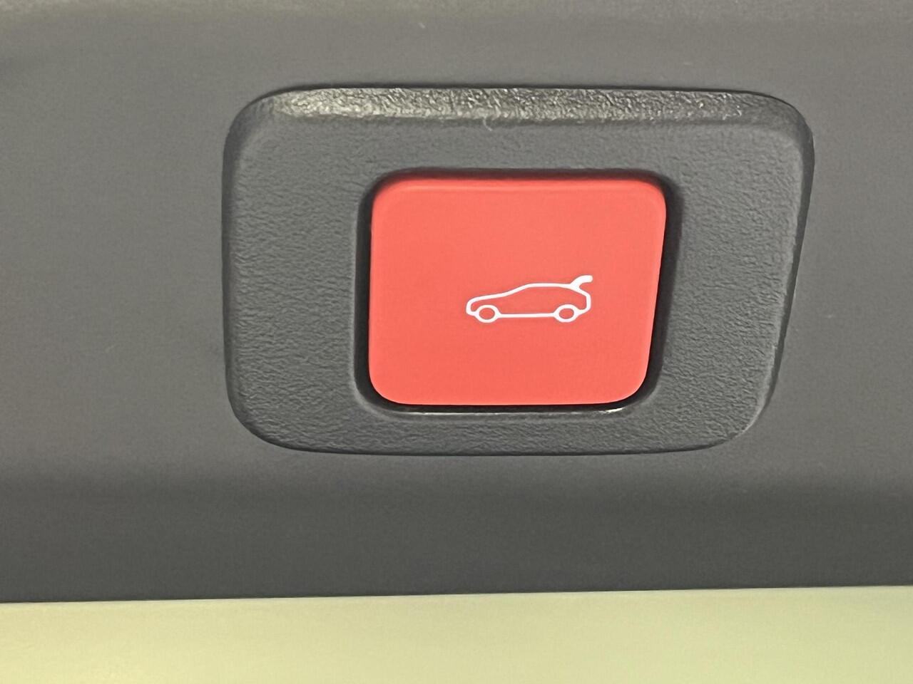 Peugeot 3008 1.6 plug-in Hybrid 195 GT alcantara executive interior, on board charger 7.4KW, 360 vision & drive Assist Pack GT Panoramisch schuifdak