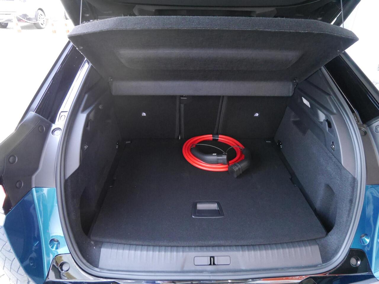 Peugeot 3008 e-3008 Launch Edition 325 Dual Motor 73 kWh | NIEUW | 325PK | 4WD | 1350KG Trekgewicht | Uit voorraad leverbaar! | Panorama dak | Alcantara pakket | 360 ° Camera | FOCAL Hi-Fi | ACC | Matrix LED