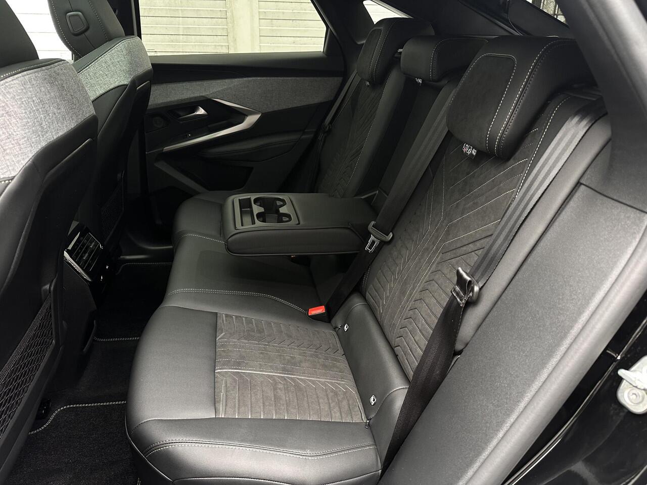 Peugeot 3008 e-3008 Launch Edition Dual Motor 73kWh 325pk | SCHUIF/KANTELDAK | NAVI | 360° CAMERA | FOCAL® HI-FI | ELEKTR. A. KLEP | STUUR + STOELVERW. | AGR-STOEL |