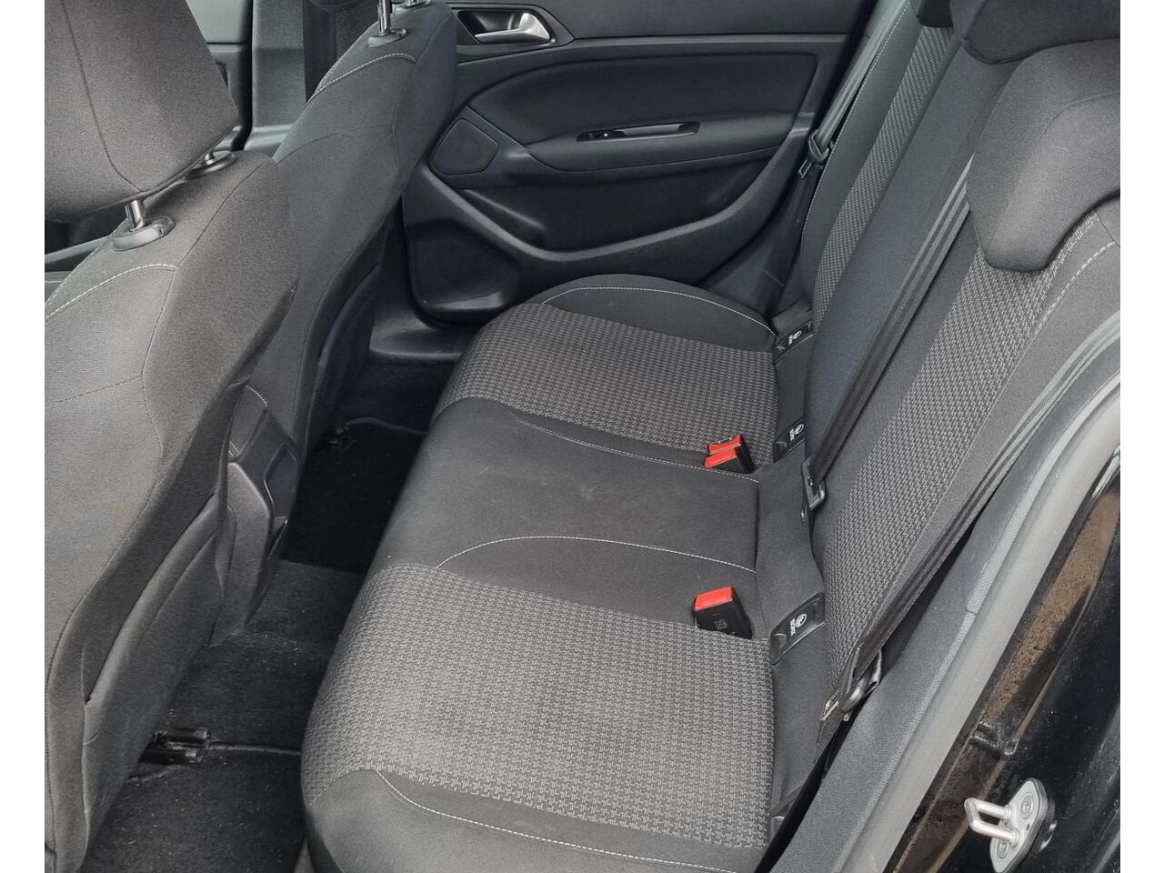 Peugeot 308 1.2 PureTech Blue Lease 110PK | NL AUTO | Trekhaak | Nette Staat | Achteruitrijcamera | Cruise Control | Airco |