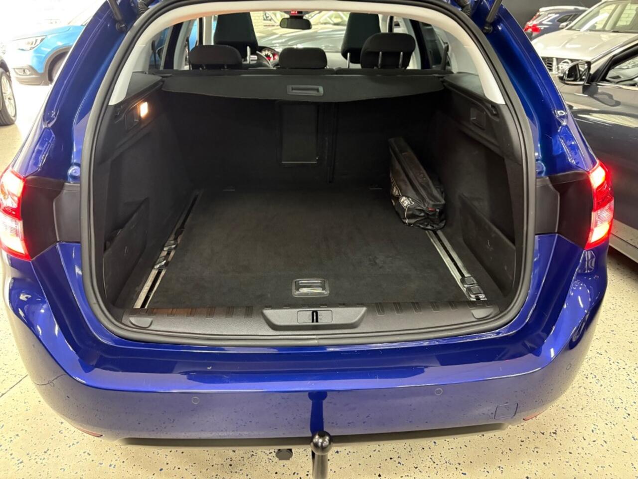 Peugeot 308 SW 1.2 Panorama Dak Trekhaak PDC Cam Navigatie LederStof