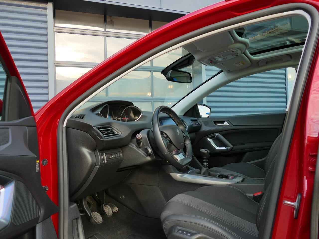 Peugeot 308 SW 1.2T Blue Lease Premium | Navigatie | Panorama dak | Stoelverwarming | Climate Control | Camera | Trekhaak | Massage