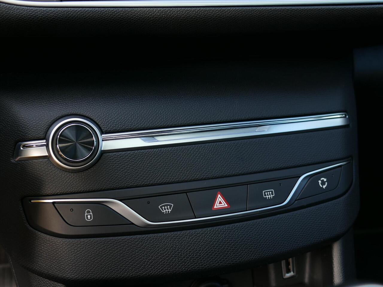 Peugeot 308 SW 1.2T Blue Lease Premium | Navigatie | Panorama dak | Stoelverwarming | Climate Control | Camera | Trekhaak | Massage