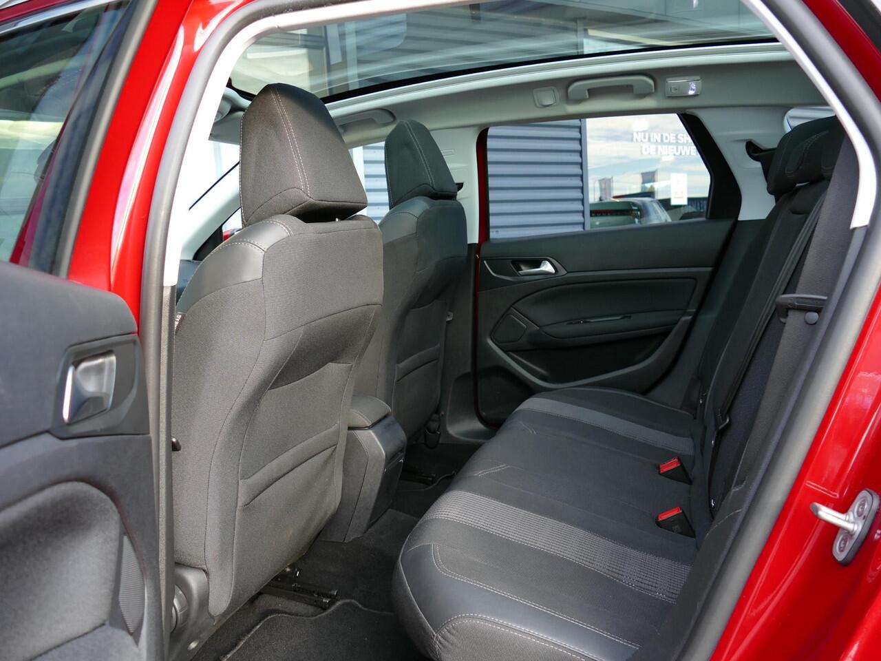 Peugeot 308 SW 1.2T Blue Lease Premium | Navigatie | Panorama dak | Stoelverwarming | Climate Control | Camera | Trekhaak | Massage