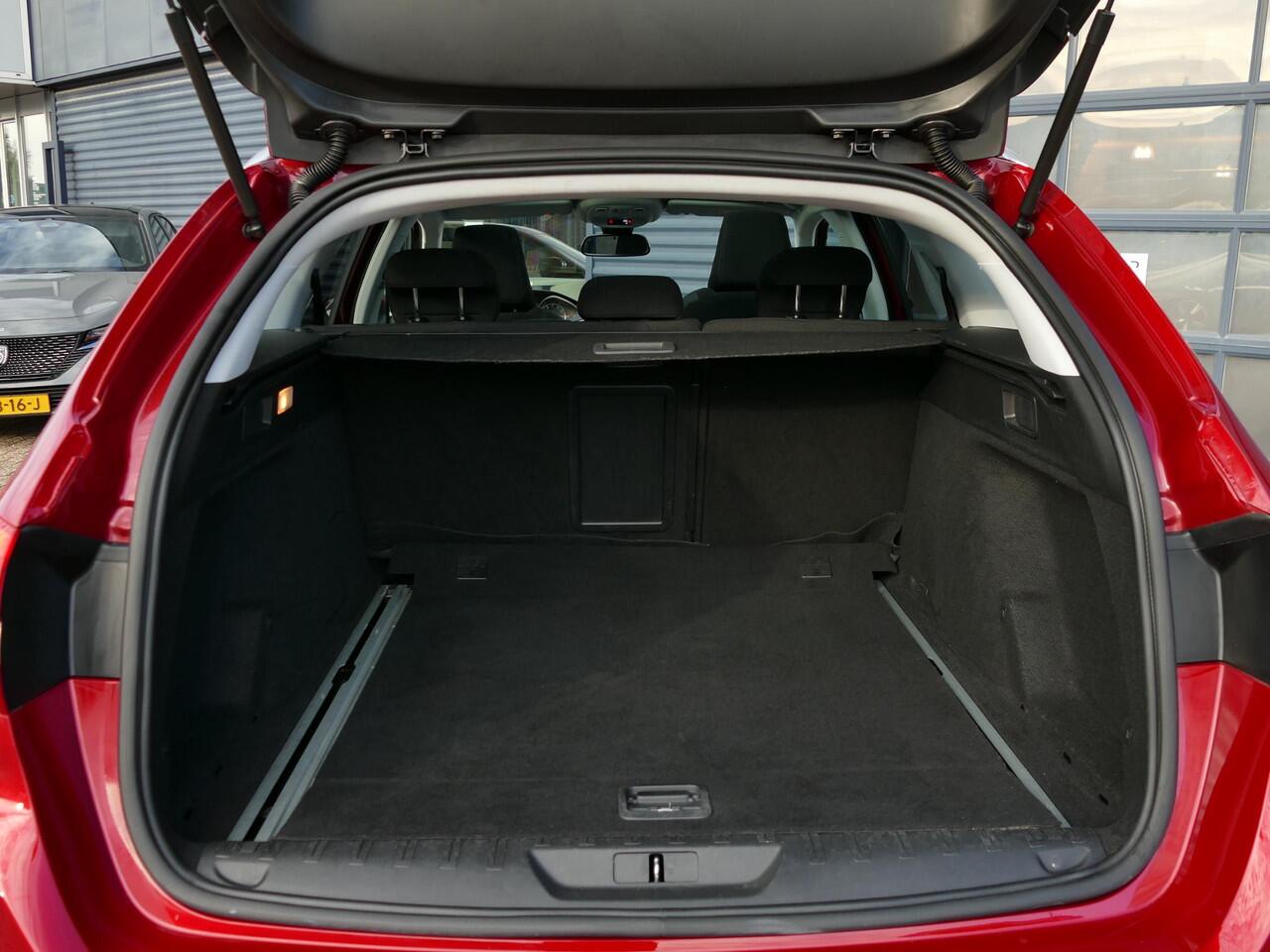 Peugeot 308 SW 1.2T Blue Lease Premium | Navigatie | Panorama dak | Stoelverwarming | Climate Control | Camera | Trekhaak | Massage